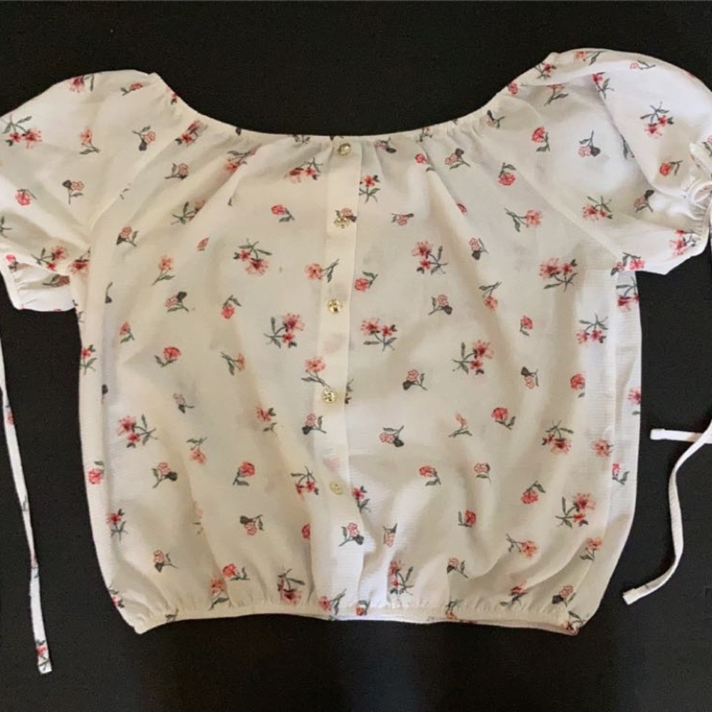 Blouse white with pretty flowers on it